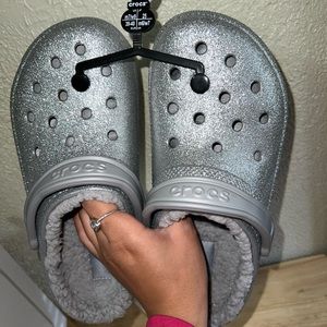 Sparkly crocs with fur. Size 7 in men, size 9 in women. These are brand new!